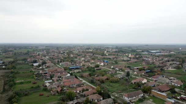 10月の曇った日に農地のある村の空中映像 — ストック動画