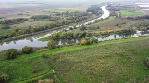 Voo Acima Lagoa Canal Cercado Por Campos Agrícolas Sérvia — Vídeo de Stock