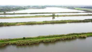 Kır yollarıyla ayrılmış balık göletlerinin hava görüntüleri