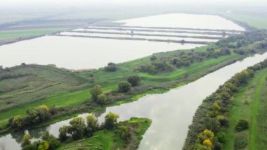 Sırbistan 'da tarım alanlarıyla çevrili göl ve kanalların havadan çekilmiş görüntüleri