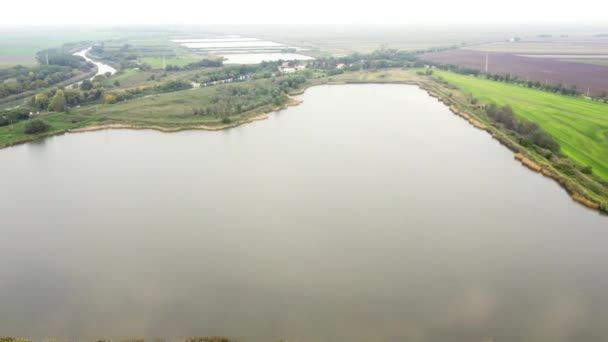 一个大湖中的空中镜头 一条在农村有码头和鱼塘的运河 — 图库视频影像