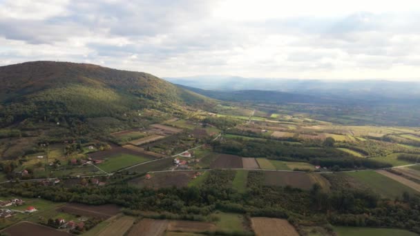 Hermosa Vista Aérea Lado Del Campo Con Campos Verdes Montaña — Vídeos de Stock