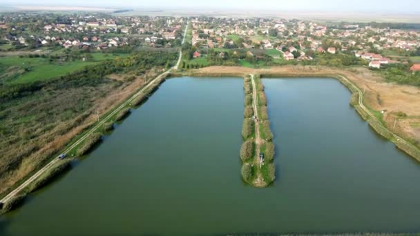 Vista Aérea Lagoa Peixes Lado Uma Cidade Com Campos Agrícolas — Vídeo de Stock