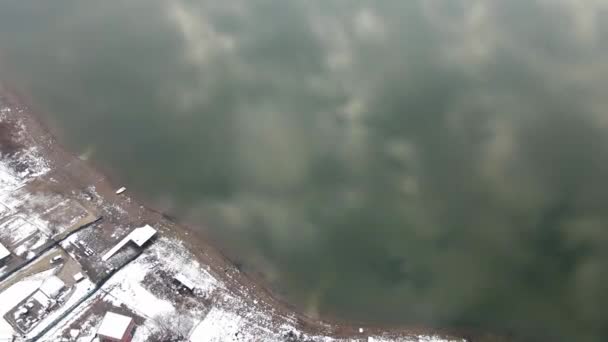 Drón Elfog Partján Télen Tükröződik Víz Felszínén — Stock videók