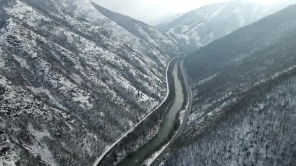 Vzdušný Pohled Řeku Tekoucí Úpatí Hory Silnicemi Obou Stranách — Stock video