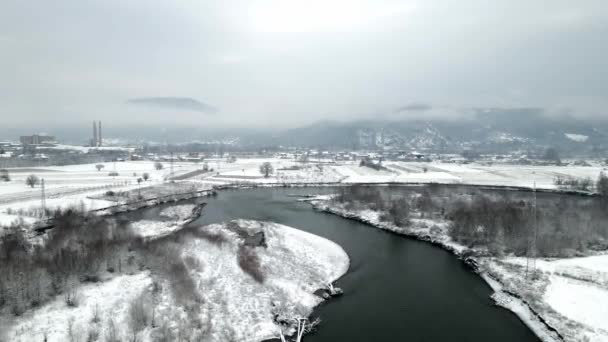 Paisaje Invernal Con Río Una Ciudad Una Montaña Envuelta Nubes — Vídeos de Stock