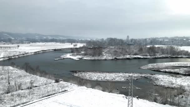 Vinterlandskap Med Flod Stad Och Ett Berg Höljt Moln Bakgrunden — Stockvideo