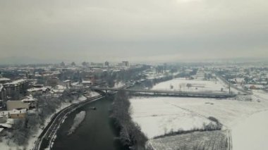 Sırbistan 'ın Krallığı' nın bulutlu kış gününde hava manzarası