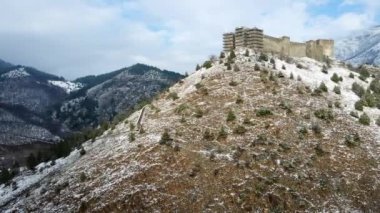 Sırbistan 'ın Krallığı kentinde karla kaplı bir tepede yer alan ortaçağ kalesi Magliç