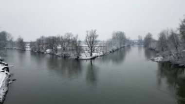 Ibar ve Batı Morava nehirlerinin kış mevsiminde birleşiminin hava görüntüsü