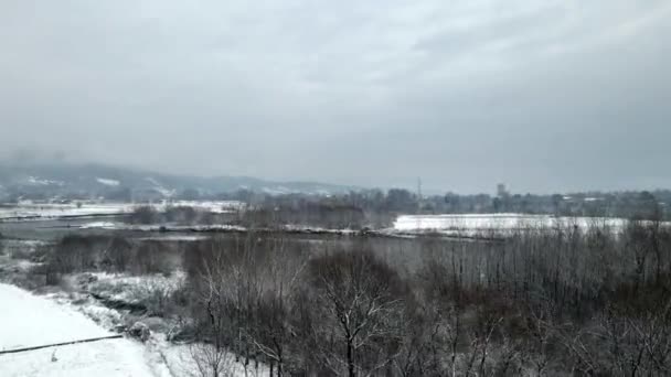 Drone Volando Sobre Río Hacia Ciudad Kraljevo Día Nublado Invierno — Vídeos de Stock
