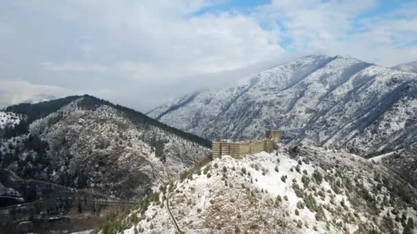 Pemandangan Musim Dingin Udara Menampilkan Kastil Abad Pertengahan Bertengger Atas — Stok Video