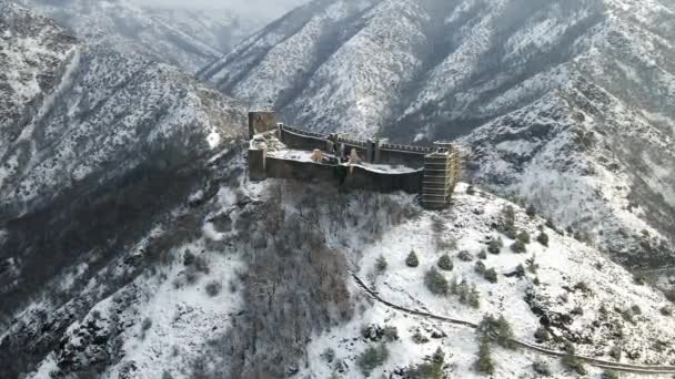 空中冬季景观 特点是一座位于雪山顶上的中世纪城堡 — 图库视频影像