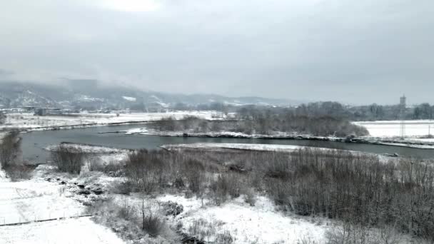 Kış Manzarasında Bir Nehir Bir Kasaba Arka Planda Bulutlarla Kaplanmış — Stok video