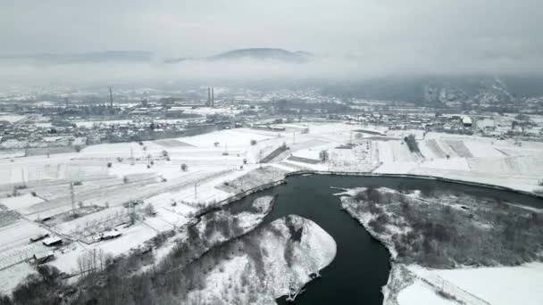 Paisaje Invernal Con Río Una Ciudad Una Montaña Envuelta Nubes — Vídeos de Stock