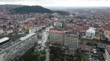 Şehirdeki bulutlu bir günde gökyüzü manzarası ve sabah trafiği