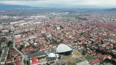 Sırbistan 'ın güneyindeki Leskovac kasabasındaki konut binalarının hava manzarası