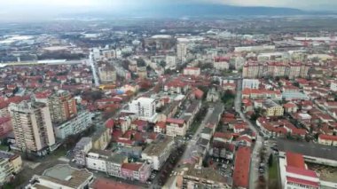 Sırbistan 'ın güneyindeki Leskovac kentindeki yerleşim alanının hava manzarası bulutlu bir sabahta