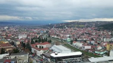 Sırbistan 'ın güneyindeki Leskovac kasabasının hava manzarası bulutlu bir sabahta