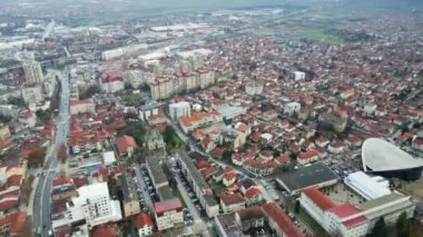 Sırbistan 'ın güneyindeki Leskovac kasabasında konut binaları bulunan caddelerin hava manzarası