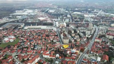 Sırbistan 'ın Leskovac kentindeki evler ve binaların sisli bir günde hava manzarası