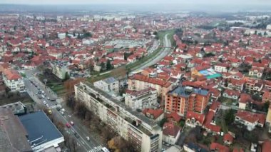 Sırbistan 'ın Leskovac kentindeki konut binaları ve parkın insansız hava aracı görüntüsü