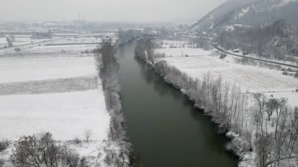 Dron Volando Hacia Abajo Hacia Superficie Del Río Paisaje Invernal — Vídeos de Stock