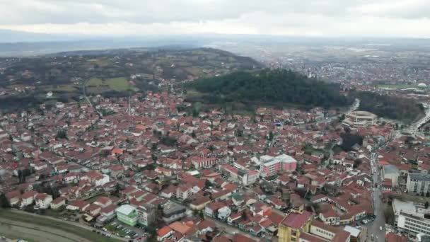 Letecký Pohled Srbské Město Leskovac Uhnízděný Kopcovité Oblasti Rušného Zamračeného — Stock video