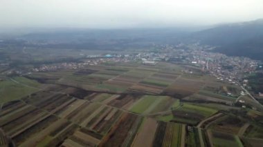 Sırbistan 'ın Leskovac kenti yakınlarındaki tarım arazilerinin hava manzarası soğuk ve sisli bir günde kar yağarken