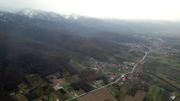 Sırbistan Güneyindeki Dağın Eteklerinde Yuva Yapmış Leskovac Kasabasının Hava Manzarası — Stok video