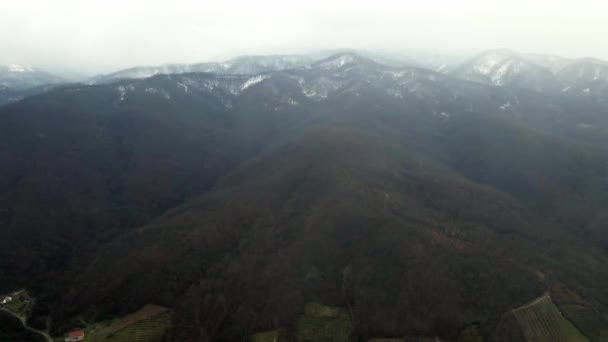 Veduta Aerea Delle Cime Innevate Della Montagna Nebbia Bufera Neve — Video Stock