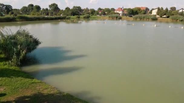 Voo Drone Acima Uma Lagoa Com Bóia Uma Aldeia Sérvia — Vídeo de Stock