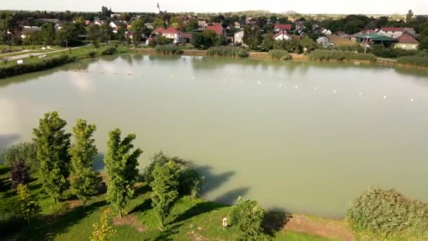 Filmagem Aérea Uma Lagoa Uma Aldeia Maglic Sérvia Dia Ensolarado — Vídeo de Stock