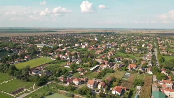 在阳光明媚的夏日 塞尔维亚马格利奇村被田野和绿地环绕的空中景观 — 图库视频影像