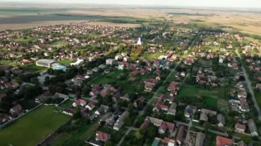 Sırbistan 'ın Magliç köyünün hava manzarası güneşli yaz günlerinde tarlalar ve yeşilliklerle çevrili