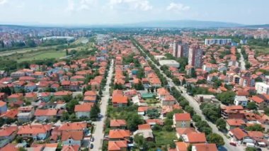 Güneşli bir günde Sırbistan 'ın Niş kentindeki yerleşim alanındaki caddelerin hava manzarası