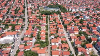Sırbistan 'ın Niş kentindeki kırmızı çatıların üzerinde güneşli bir günde İHA uçuyor