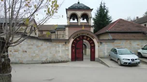 Drönare Som Flyger Mot Ingången Till Det Serbiska Ortodoxa Klostret — Stockvideo