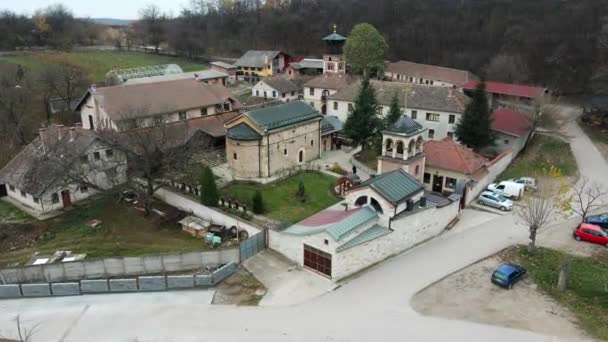 Vlucht Boven Het Servisch Orthodoxe Klooster Rukumija Het Dorp Bradarac — Stockvideo
