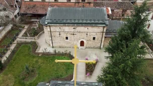 Flygfoto Närbild Ett Kors Tornet Serbiska Ortodoxa Klostret Rukumija — Stockvideo