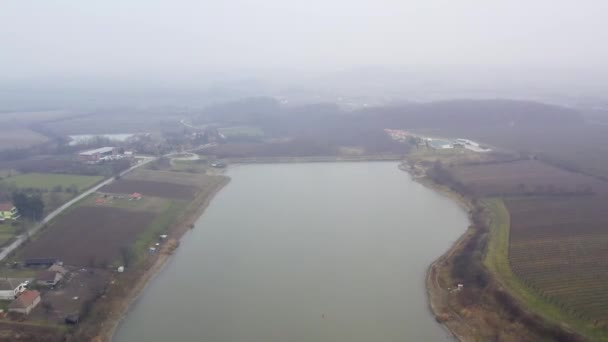 Lago Markovac Serbia Visto Dall Alto Nella Nebbiosa Giornata Invernale — Video Stock