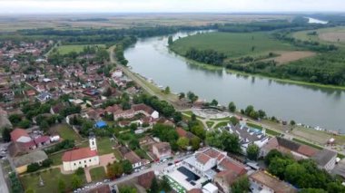 Sırbistan 'da Novi Becej kasabası ve Tisza nehrinin hava görüntüleri