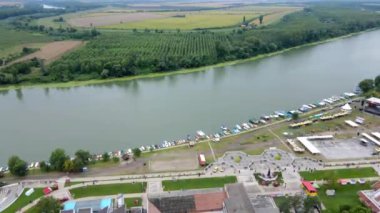 Sırbistan 'ın Novi Becej kentindeki Tisza nehrindeki küçük teknelerin hava görüntüleri