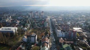 Sırbistan 'ın Novi Sad kentinin güzel hava manzarası bulutları delip geçerken