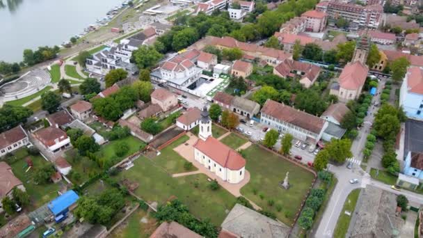 Serbisk Ortodoxa Kyrkan Novi Becej Sedd Från Luften — Stockvideo