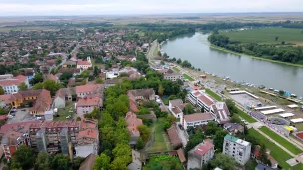 Novi Becej和Tisza河的街道 从鸟瞰的角度来看 — 图库视频影像