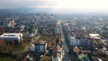 Sırbistan 'ın Novi Sad kentinin güzel hava manzarası bulutları delip geçerken