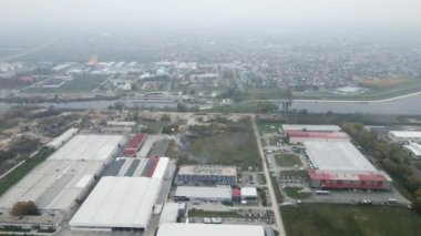 Sisli sonbahar gününde Novi Sad ve Tuna Nehri 'nin sanayi bölgesinin hava görüntüleri