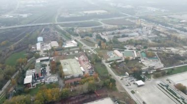 Sisli sonbahar gününde Novi Sad 'ın sanayi bölgesinin hava görüntüsü