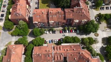 Binaların önüne park edilmiş arabaların ve Novi Sad 'da bir yolun havadan görüntüsü
